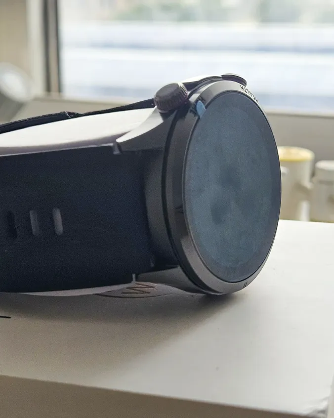 Side profile of MSM smartwatch crown and buttons